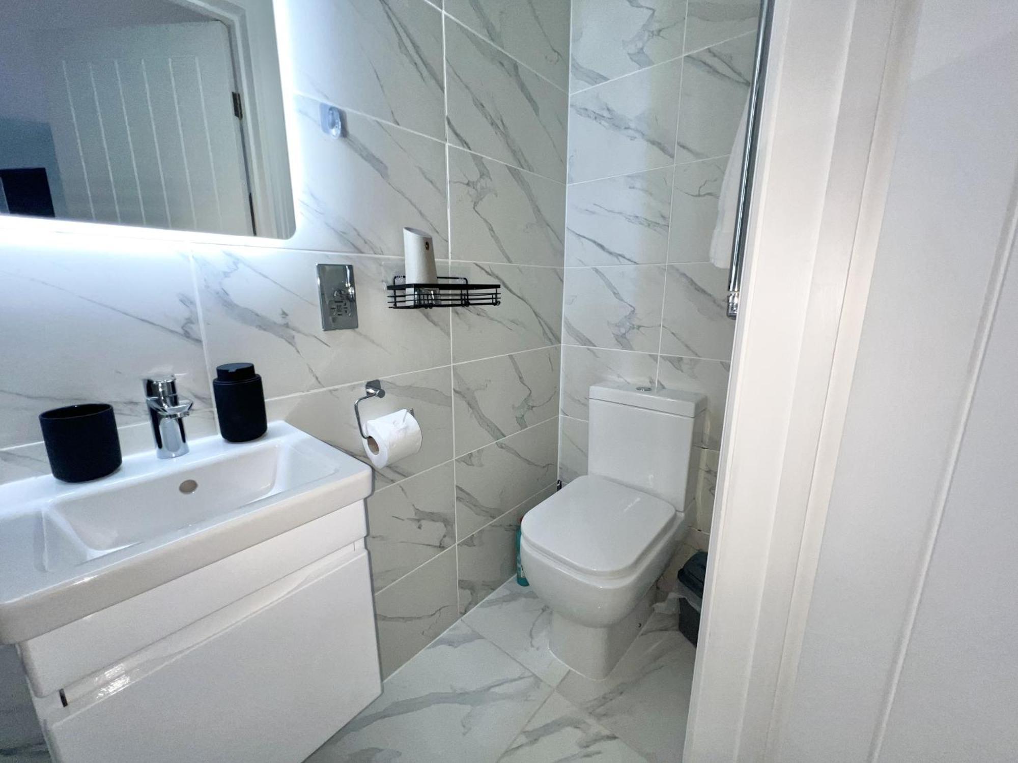 Charming 3-bed Flat In Shepherds Bush - Sleeps 9 * Londra